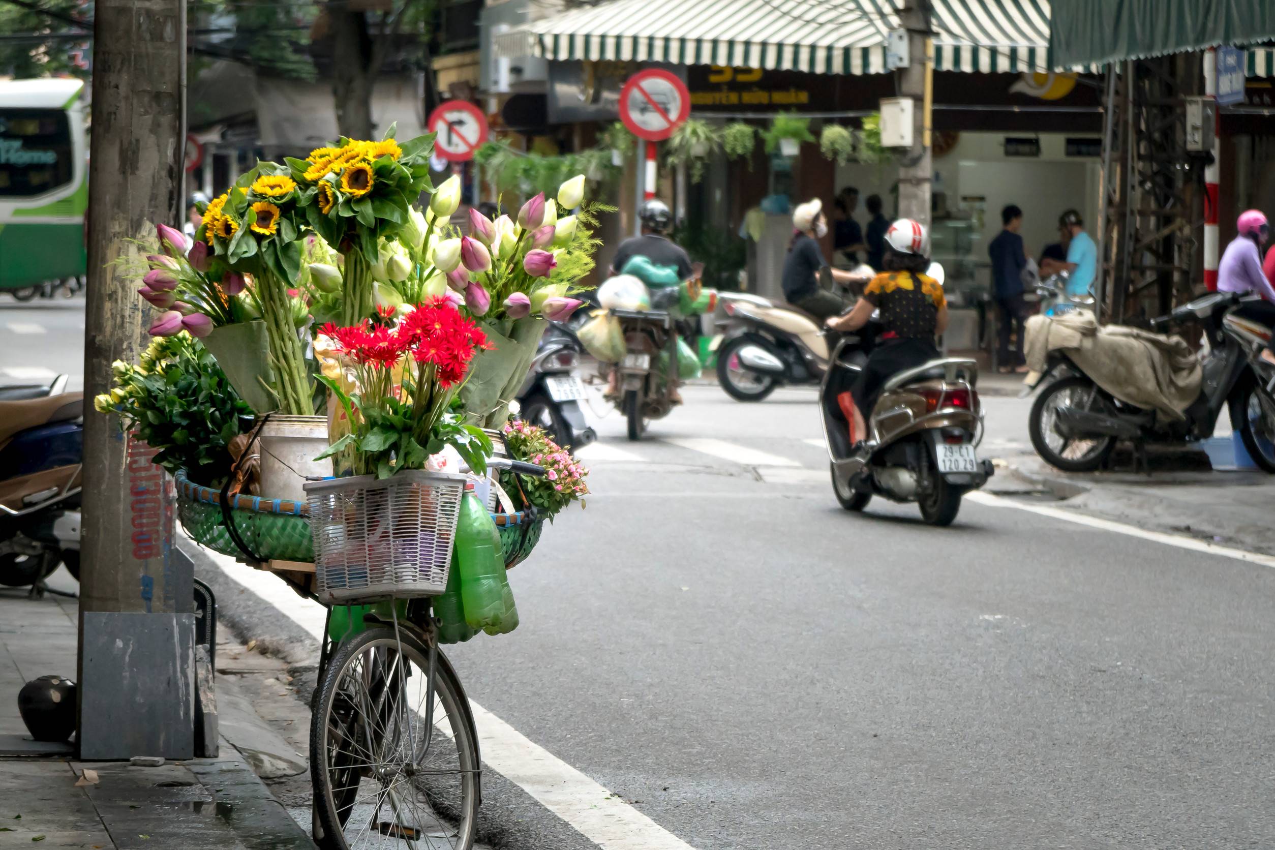 The street vendor sells flowers on the bicycle in the